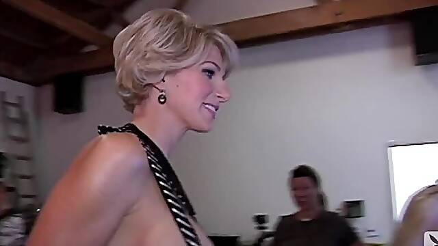 Sexy blonde Autumn Adele boasts of her perfect body
