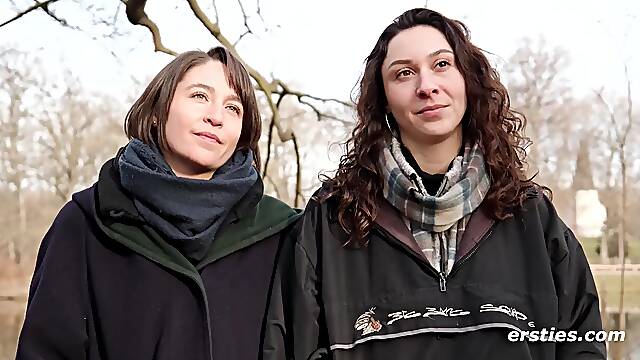 Ersties - Charlie L und Axelle nehmen zusammen ein heißes Bad