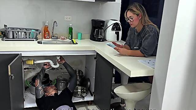 El fontanero me folla y me deja con el coño muy húmedo y abierto - JULIANA ROSE