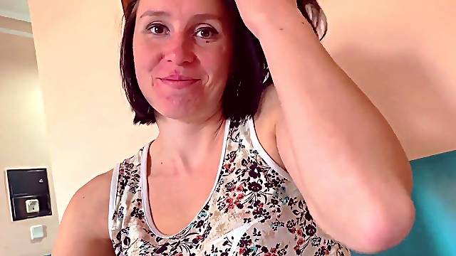 УТРОМ УЖЕ ДРОЧИТ МНЕ НА ПОСТЕЛИ В ОТЕЛЕ, НЕ УСПЕЛ ПРОСНУТЬСЯ А УЖЕ КОНЧИЛ. СУПЕР ДЕВЧЁНКА