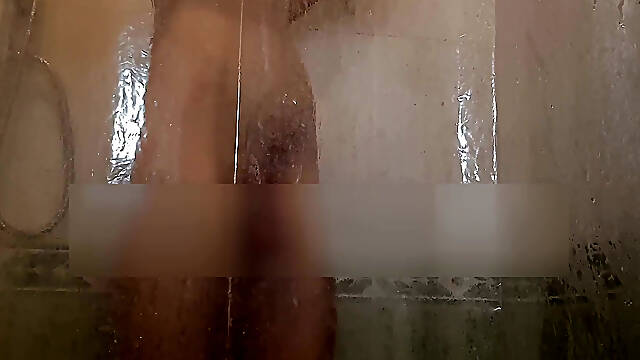 Buttplug Try Out in the Shower