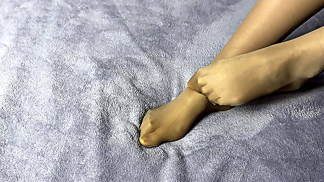 Secretary in Nylon Pantyhose Loves Her Long Legs